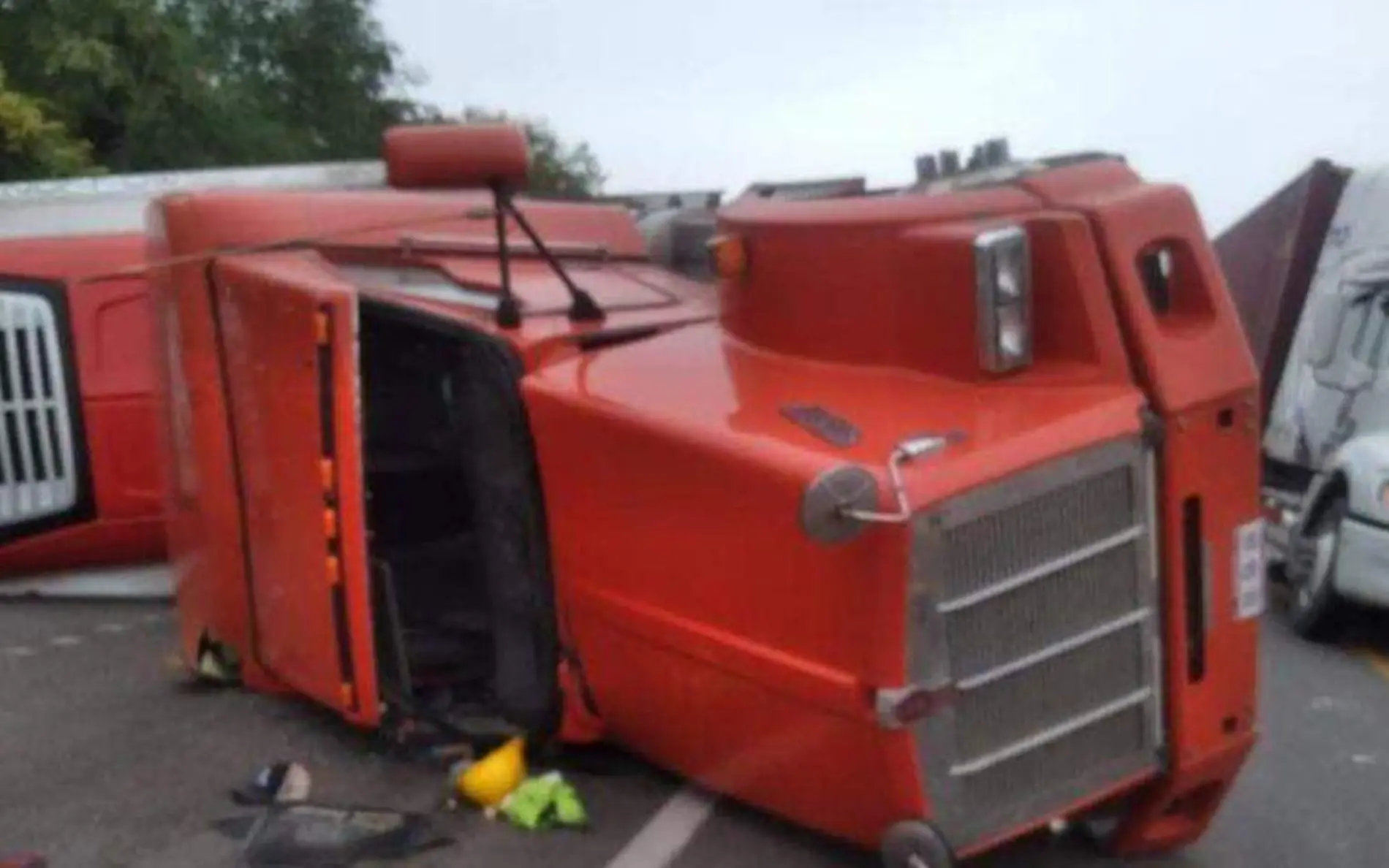 Tráiler que pasaba por Tamaulipas vuelca con 20 toneladas de papaya